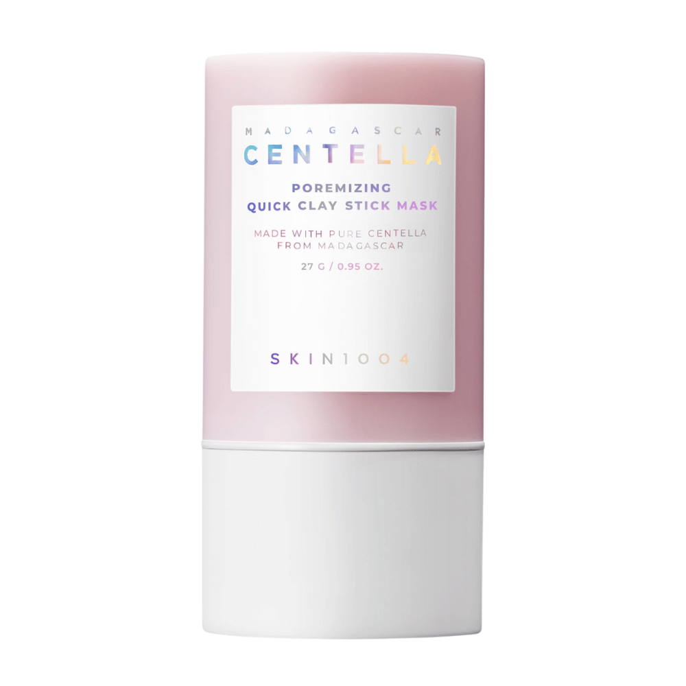 SKIN1004 Madagascar Centella Poremizing Quick Clay Stick Mask v elegantnom ružovom a bielom balení. Hlinená maska v tyčinkovom formáte pre čistú a sviežu pleť.