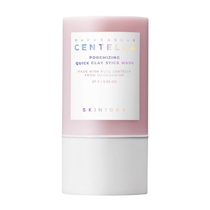 SKIN1004 Madagascar Centella Poremizing Quick Clay Stick Mask v elegantnom ružovom a bielom balení. Hlinená maska v tyčinkovom formáte pre čistú a sviežu pleť.