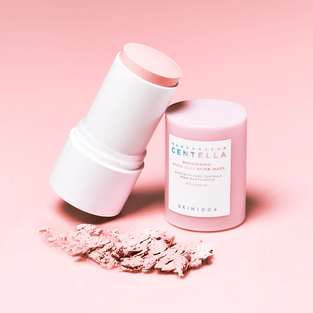 SKIN1004 Madagascar Centella Poremizing Quick Clay Stick Mask v ružovom balení. Praktická hlinená maska v tyčinkovom formáte na čistenie a minimalizáciu pórov.