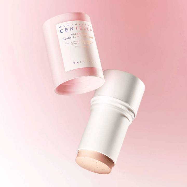 SKIN1004 Madagascar Centella Poremizing Quick Clay Stick Mask v elegantnom ružovom a bielom dizajne. Praktický tyčinkový formát pre jednoduchú aplikáciu a hĺbkové čistenie.