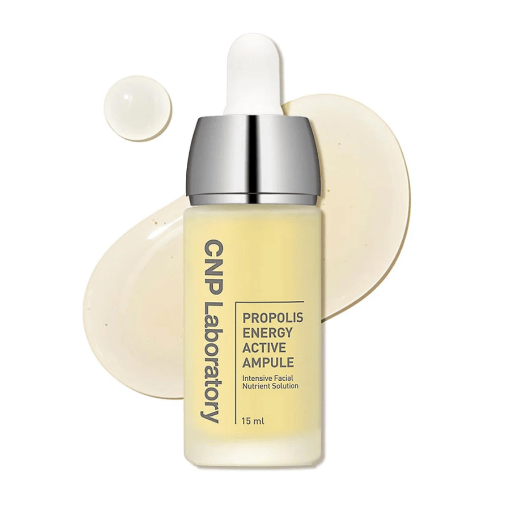 CNP Laboratory Propolis Energy Active Ampoule je intenzívne výživové riešenie pre tvár, obohatené o propolisový extrakt. Hydratuje, posilňuje kožnú bariéru a dodáva prirodzený lesk. Ideálne pre citlivú pokožku. Používajte denne na podporu zdravej a žiarivej pleti.
