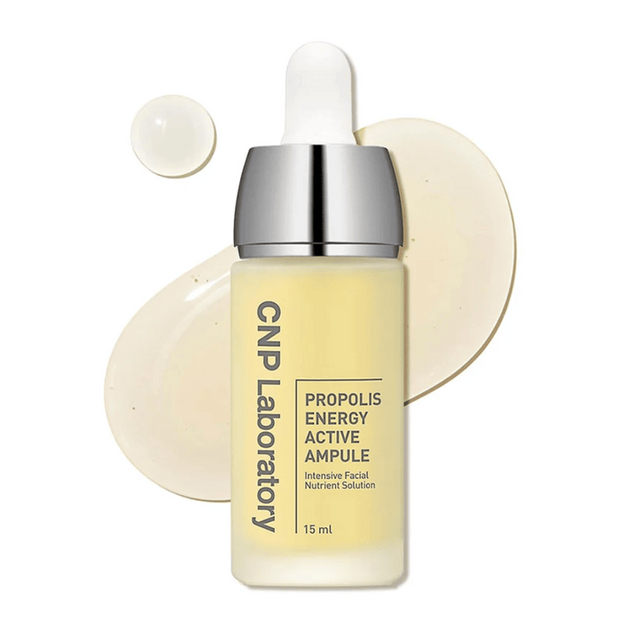CNP Laboratory Propolis Energy Active Ampoule je intenzívne výživové riešenie pre tvár, obohatené o propolisový extrakt. Hydratuje, posilňuje kožnú bariéru a dodáva prirodzený lesk. Ideálne pre citlivú pokožku. Používajte denne na podporu zdravej a žiarivej pleti.