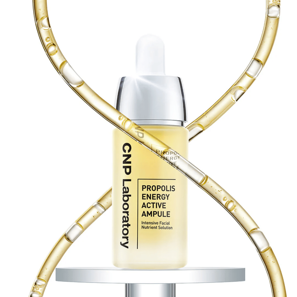 CNP Laboratory Propolis Energy Active Ampoule je výživná tvárová kúra obohatená o propolisový extrakt. Hydratuje, posilňuje kožnú bariéru a dodáva prirodzený lesk. Perfektné pre citlivú pokožku a na každodenné použitie pre zdravú, žiarivú pleť.