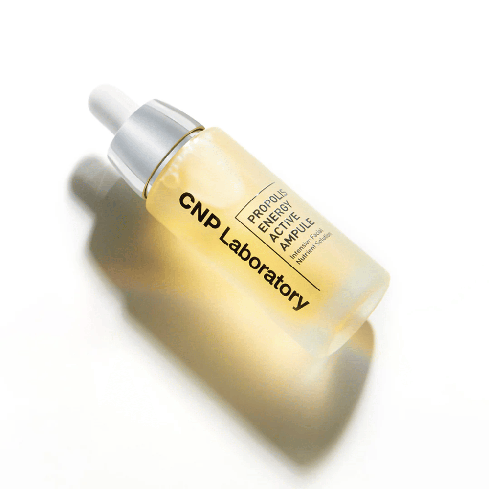 CNP Laboratory Propolis Energy Active Ampoule je silný produkt starostlivosti o pleť obohatený o propolisový extrakt. Hydratuje, vyživuje a podporuje žiarivú pleť. Perfektné na posilnenie kožnej bariéry a upokojenie podráždenej pokožky. Používajte denne pre najlepšie výsledky.