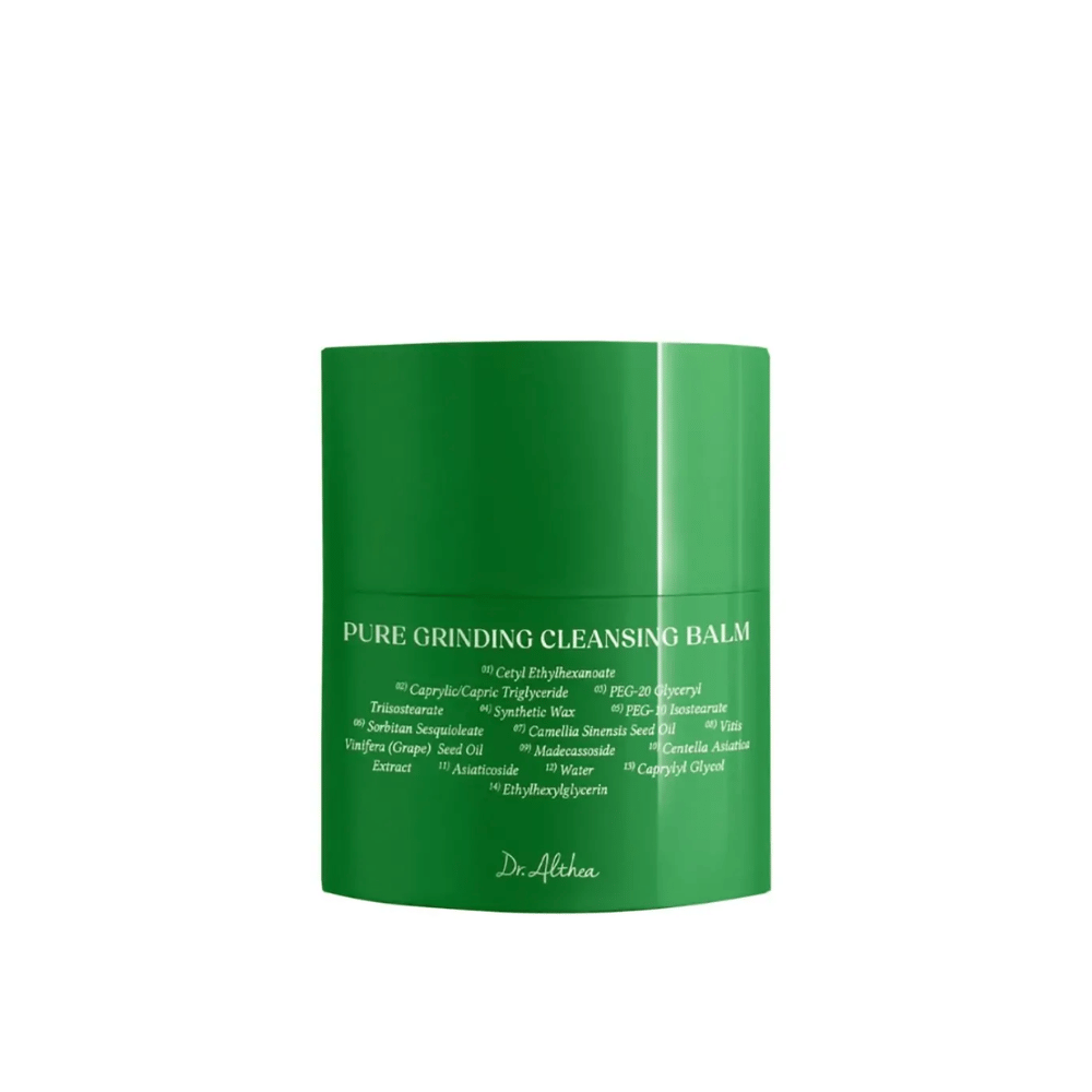 Obrázok ukazuje zelenú nádobu s "Pure Grinding Cleansing Balm" od Dr. Althea. Balenie je jednoduché a elegantné s bielym textom, ktorý uvádza kľúčové ingrediencie ako olej z hroznových jadier, extrakt z centella asiatica a olej z kamélie. Dizajn vyvoláva pocit prirodzenej a efektívnej starostlivosti o pleť.