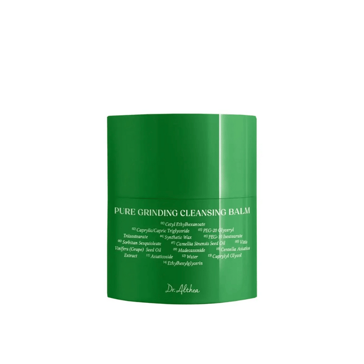 Obrázok ukazuje zelenú nádobu s "Pure Grinding Cleansing Balm" od Dr. Althea. Balenie je jednoduché a elegantné s bielym textom, ktorý uvádza kľúčové ingrediencie ako olej z hroznových jadier, extrakt z centella asiatica a olej z kamélie. Dizajn vyvoláva pocit prirodzenej a efektívnej starostlivosti o pleť.