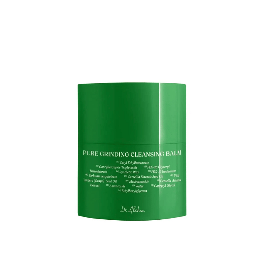 Obrázok ukazuje zelenú nádobu s "Pure Grinding Cleansing Balm" od Dr. Althea. Balenie je jednoduché a elegantné s bielym textom, ktorý uvádza kľúčové ingrediencie ako olej z hroznových jadier, extrakt z centella asiatica a olej z kamélie. Dizajn vyvoláva pocit prirodzenej a efektívnej starostlivosti o pleť.