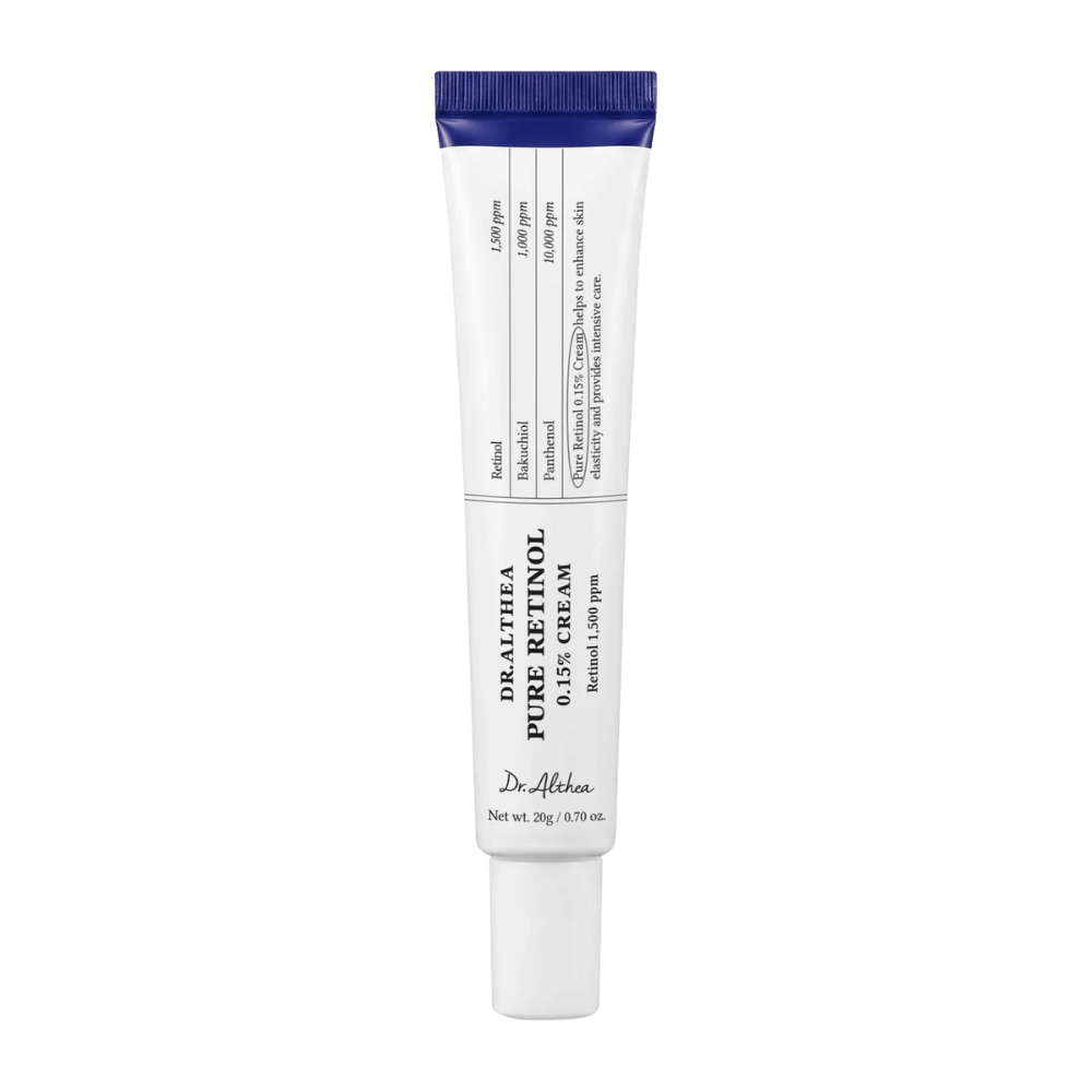 Produktová fotografia na bielom pozadí so samostatne vyobrazeným produktom Dr. Althea Pure Retinol 0.15% Cream. Minimalistický dizajn tuby zvýrazňuje čistý a klinický vzhľad produktu, pričom koncentrácia retinolu je zároveň jasne uvedená na obale.