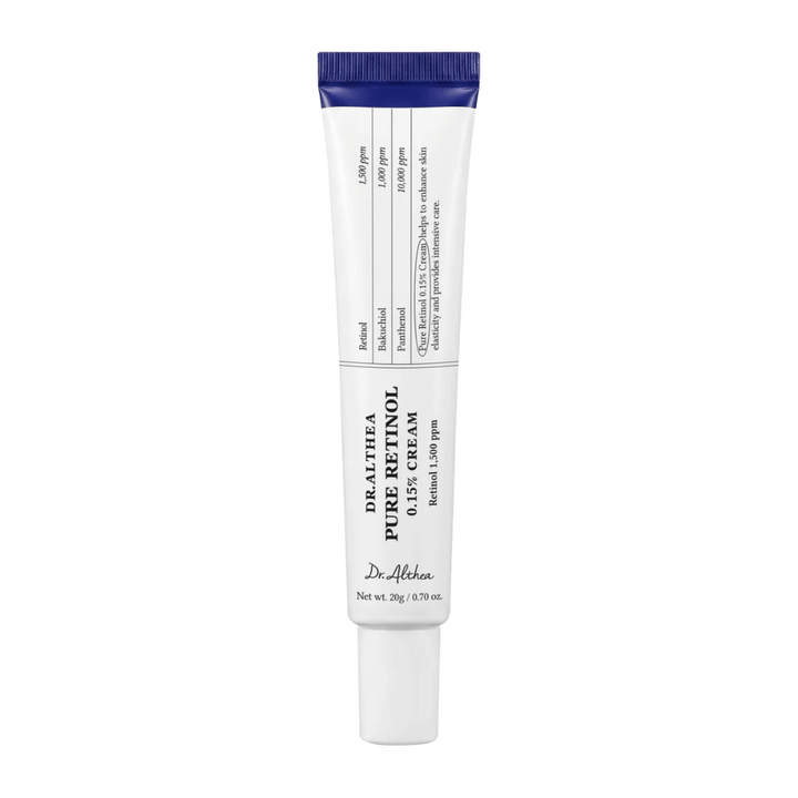 Produktová fotografia na bielom pozadí so samostatne vyobrazeným produktom Dr. Althea Pure Retinol 0.15% Cream. Minimalistický dizajn tuby zvýrazňuje čistý a klinický vzhľad produktu, pričom koncentrácia retinolu je zároveň jasne uvedená na obale.
