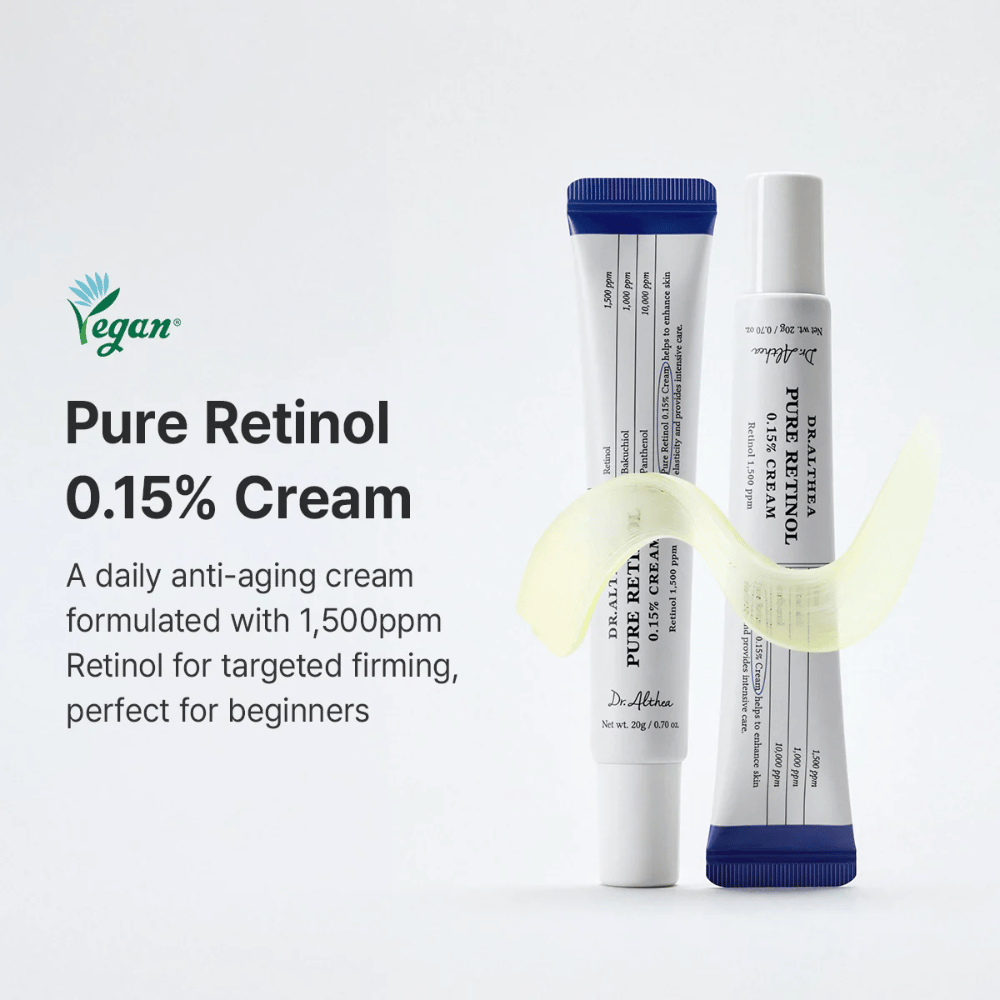 Marketingový obrázok predstavujúci Dr. Althea Pure Retinol 0.15% Cream ako denný retinolový krém pre začiatočníkov. Produkt je zobrazený spolu so splývavou krémovou textúrou, ktorá zdôrazňuje ľahké a jemné zloženie.