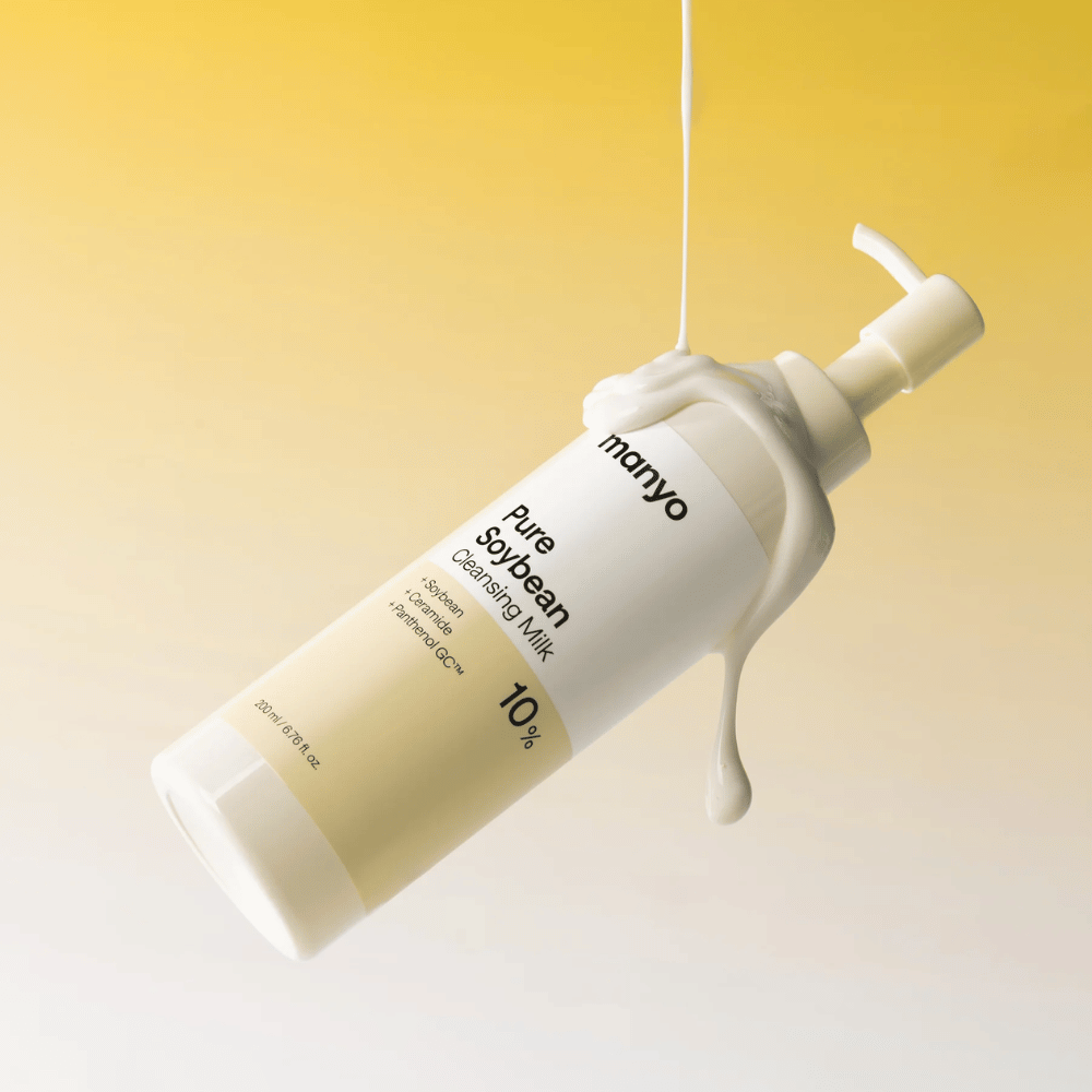 2. Ma:nyo Pure Soybean Cleansing Milk – hydratačné čistenie tváre s krémovou konzistenciou na žltom pozadí