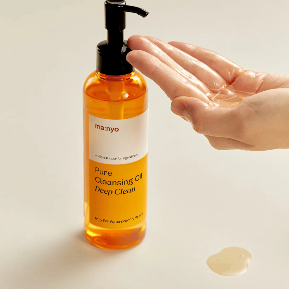 ma:nyo Pure Cleansing Oil Deep Clean aplikovaná na ruku – jemný, ale silný čistiaci olej vhodný na každodenné dvojité čistenie.