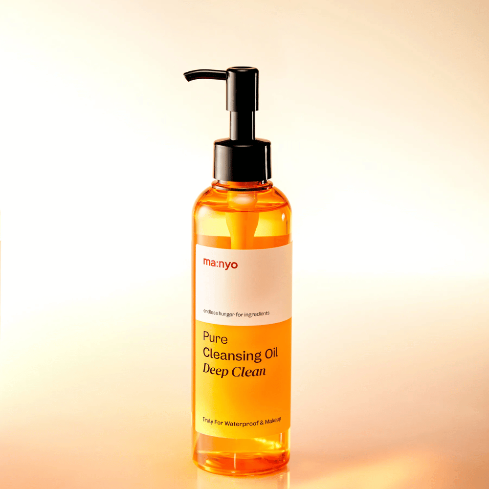 ma:nyo Pure Cleansing Oil Deep Clean so zlatou olejovou textúrou – olejové čistenie, ktoré sa ľahko emulguje a zanecháva pokožku čistú a jemnú.