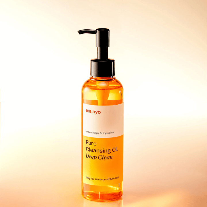 ma:nyo Pure Cleansing Oil Deep Clean so zlatou olejovou textúrou – olejové čistenie, ktoré sa ľahko emulguje a zanecháva pokožku čistú a jemnú.
