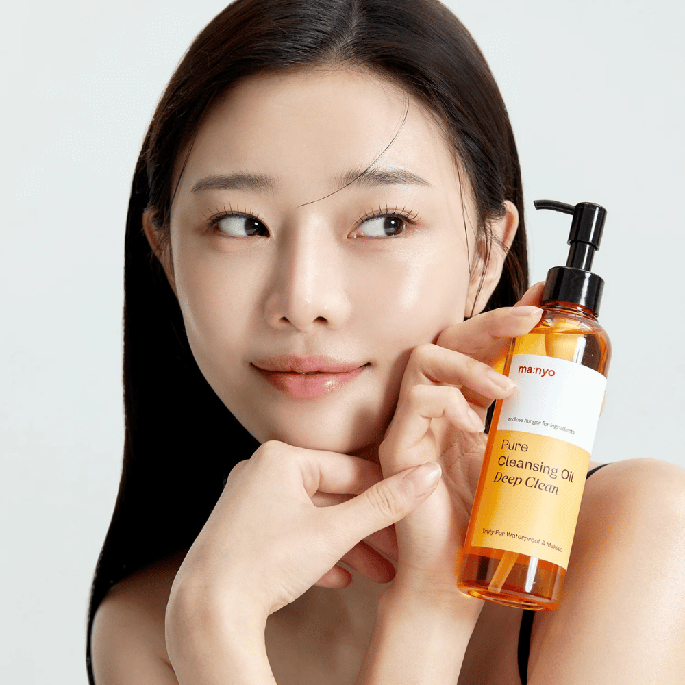 ma:nyo Pure Cleansing Oil Deep Clean – hĺbkovo čistiaci olej, ktorý efektívne rozpúšťa vodeodolný makeup a nečistoty bez vysušenia pokožky.