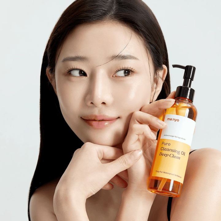 ma:nyo Pure Cleansing Oil Deep Clean – hĺbkovo čistiaci olej, ktorý efektívne rozpúšťa vodeodolný makeup a nečistoty bez vysušenia pokožky.