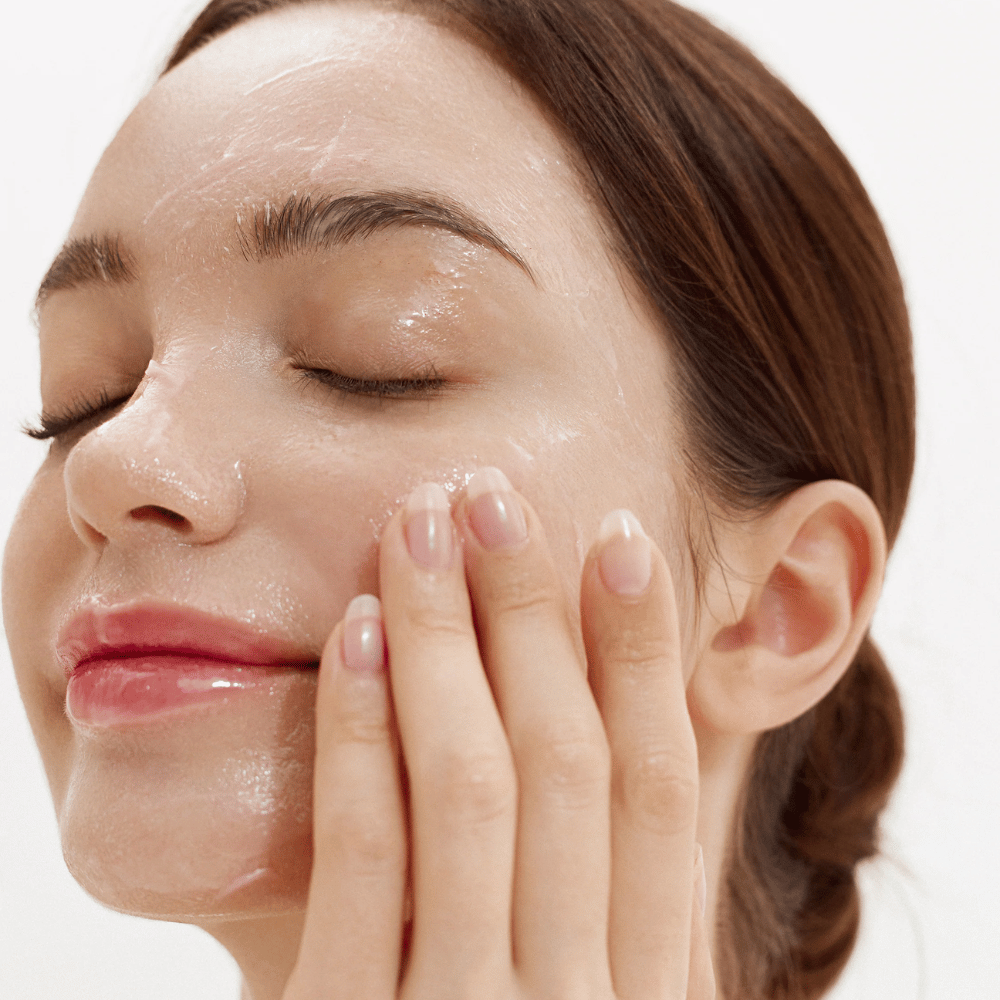 Ako Purifying Cleansing Balm sa aplikuje na tvár. Krémový balzam, ktorý sa pri kontakte s pokožkou roztopí a jemne odstraňuje nečistoty, opaľovací krém a make-up.
