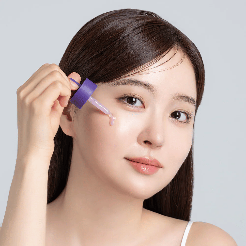 Aplikácia Cellology Purple Carrot Pore Ampoule pipetou na tvár na starostlivosť o póry a rovnomernejšiu textúru pleti.