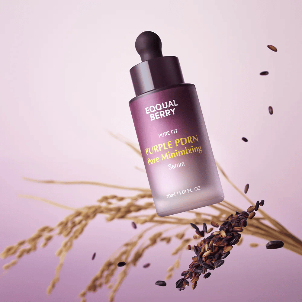 Fľaša s Equal Berry Purple PDRN Pore Minimizing Serum sa vznáša na fialovom pozadí, obklopená čiernou ryžou a ryžovými steblami.