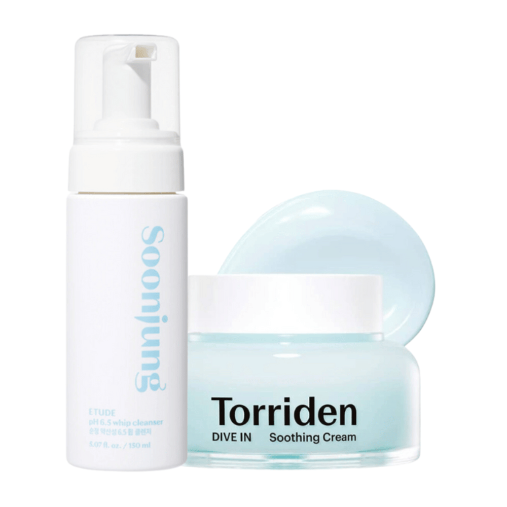 Súprava na starostlivosť o pleť obsahuje bielu fľašu s pumpičkou, označenú "Soonjung", a nádobu so svetlomodrým obsahom, označenú "Torriden Dive In Soothing Cream". Fľaša má objem 150 ml a čistý, minimalistický dizajn. Nádoba je priehľadná a ukazuje upokojujúci, svetlomodrý krém.