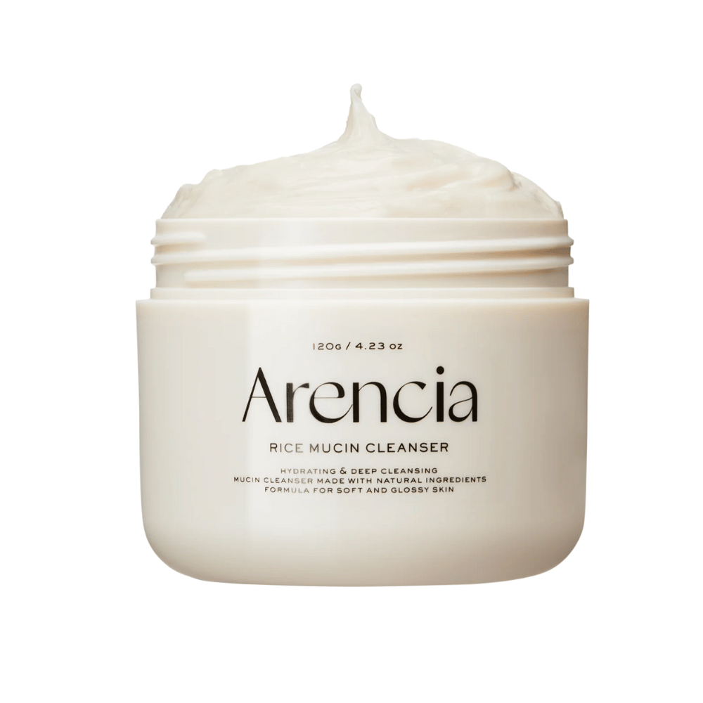 Obrázok produktu Arencia Rice Mucin Cleanser v bielej nádobe s krémovou, vyšľahanou textúrou vyčnievajúcou z otvoru. Text na obale zdôrazňuje hydratáciu a hĺbkové čistenie.