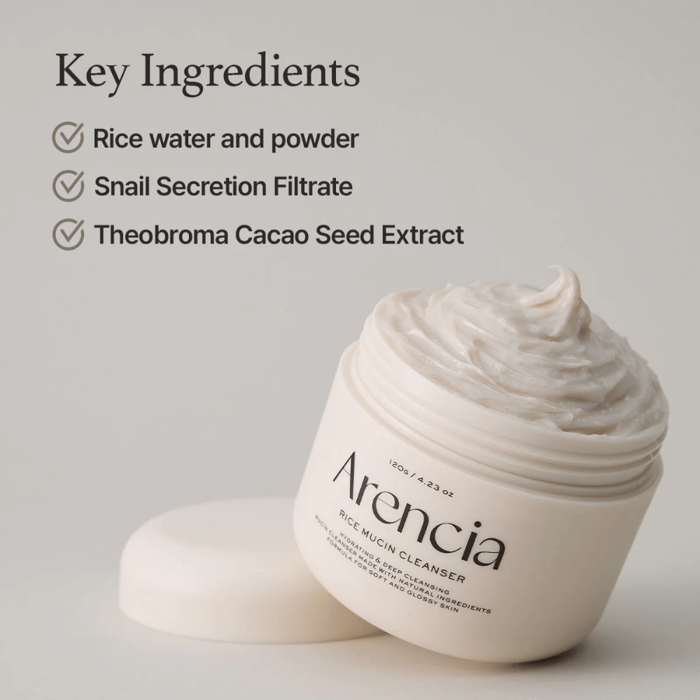 Nádoba s Arencia Rice Mucin Cleanser, otvorená a naplnená krémovým, bielym čistiacim prostriedkom. Text uvádza kľúčové zložky: ryžová voda a prášok, filtrát z extraktu slimáka a extrakt z kakaových semien.