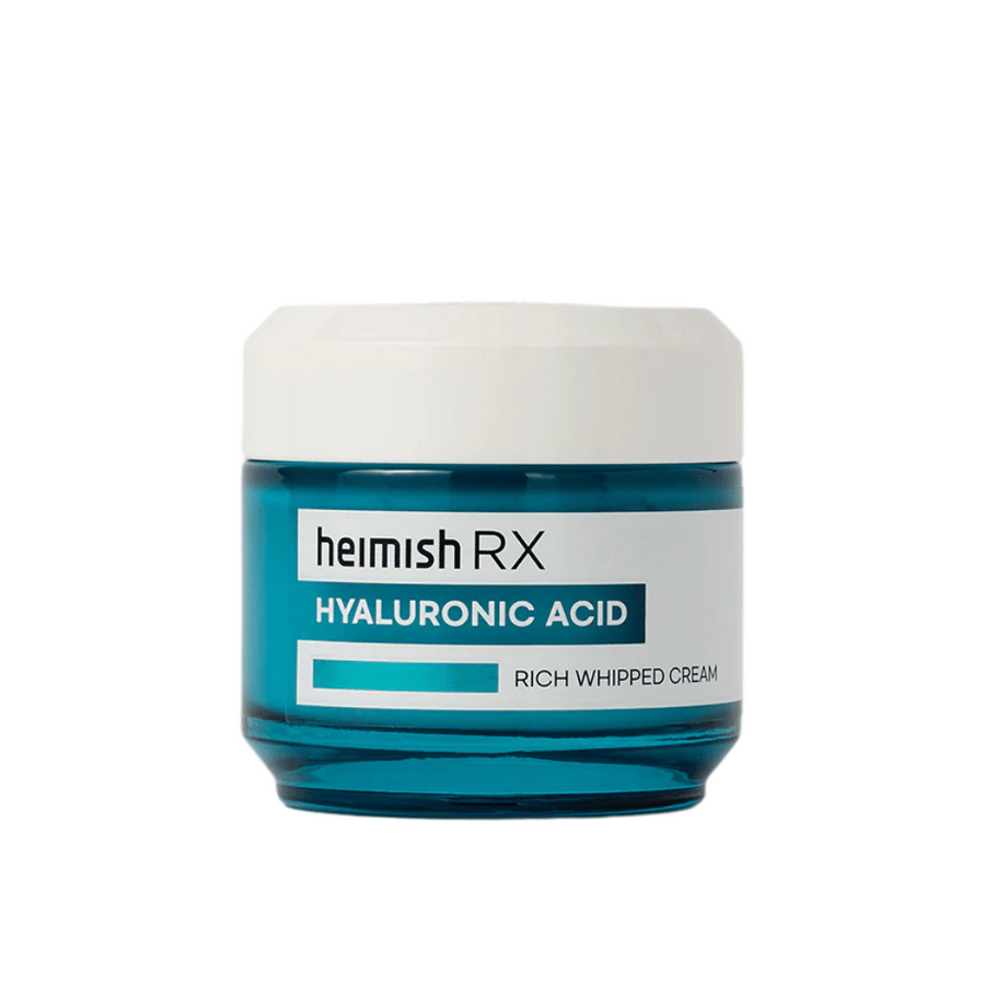 Heimish RX Hyaluronic Acid Rich Whipped Cream v elegantnej modrej sklenenej nádobe s bielym viečkom. Výživný pleťový krém s kyselinou hyalurónovou pre intenzívnu hydratáciu a jemnú, plnú pokožku.