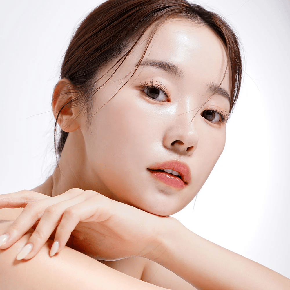 Detailný záber na ženu so žiarivou a hydratovanou pokožkou. Jej prirodzená krása je zvýraznená jemným osvetlením, čo jej dodáva svieži a zdravý vzhľad.