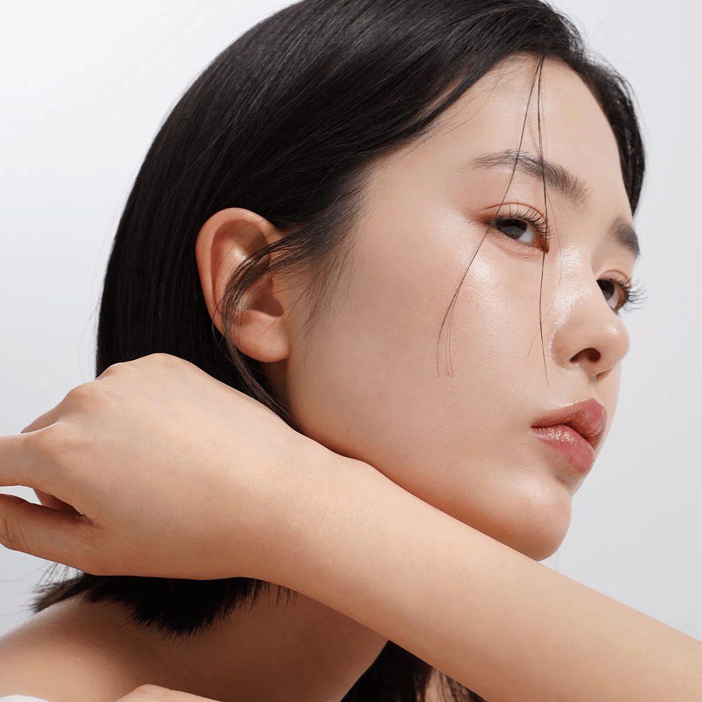 Detailný záber na ženu s hladkou, žiarivou pokožkou a prirodzeným leskom. Perfektná inšpirácia pre starostlivosť o pleť pre zdravú a hydratovanú pokožku.