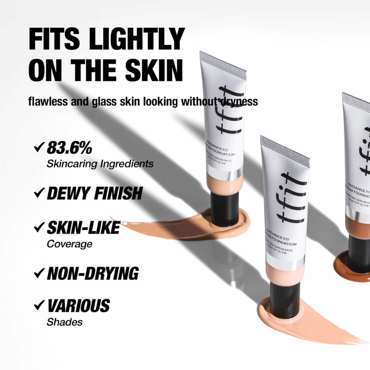 Tuby TFIT Radiance Fit Serum Foundation umiestnené na kréme s textom, ktorý zdôrazňuje vlastnosti produktu, vrátane hydratačných zložiek, sviežeho finišu a krytia podobného pokožke.