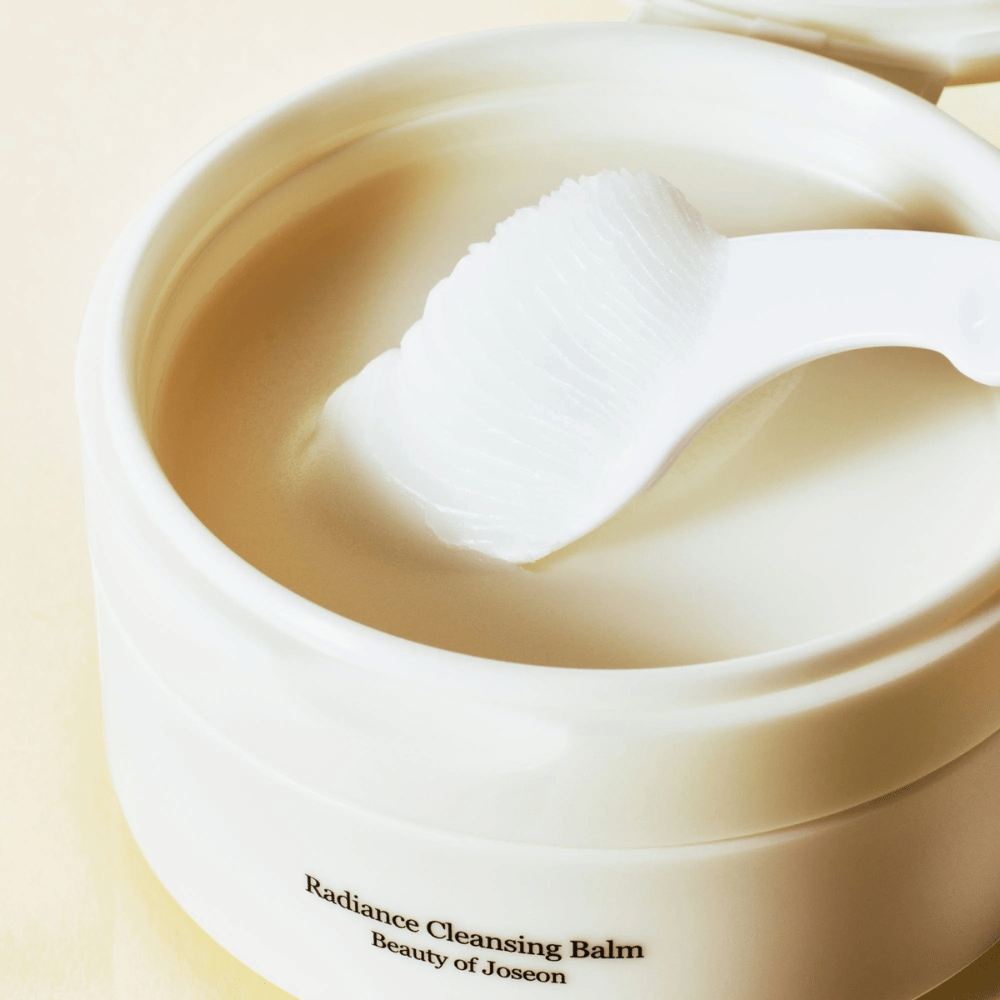Detailný záber na Beauty of Joseon Radiance Cleansing Balm v dóze so špachtľou – hodvábny balzam, ktorý čistí a hydratuje.
