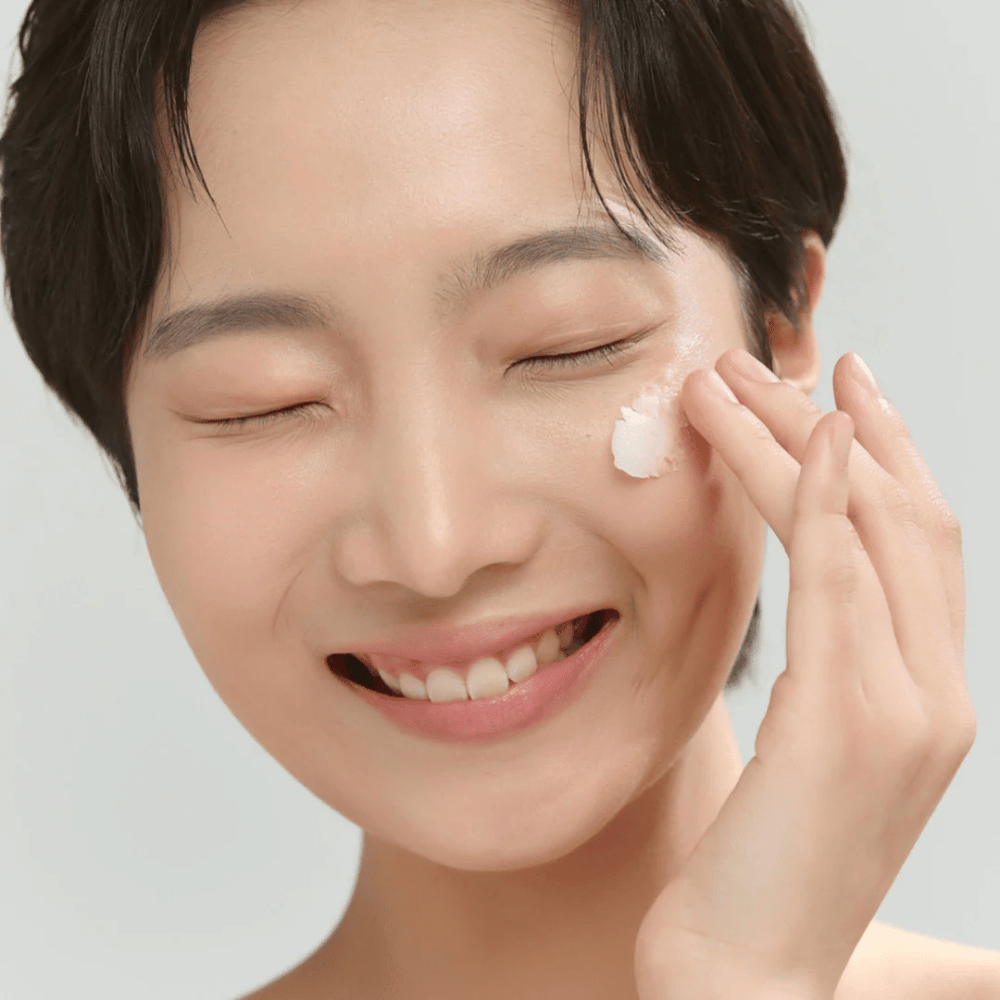 Modelka so žiarivou pleťou aplikuje Beauty of Joseon Radiance Cleansing Balm – kórejský čistiaci balzam, ktorý rozpúšťa make-up a nečistoty.