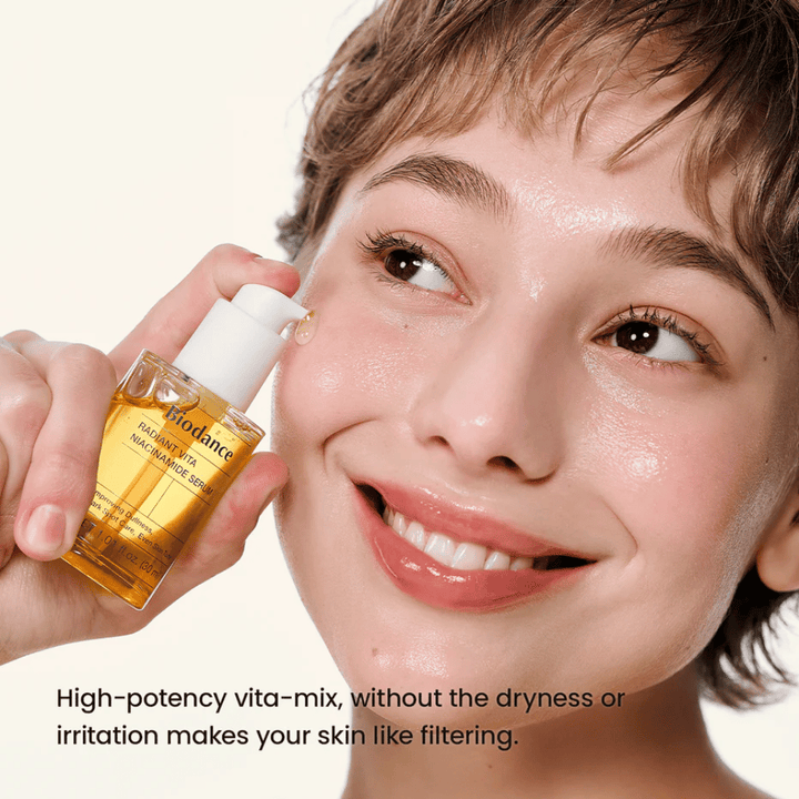 Modelka so žiarivou pleťou po použití Biodance Radiant Vita Niacinamide Serum pre jasnejšiu a rovnomernejšiu pleť