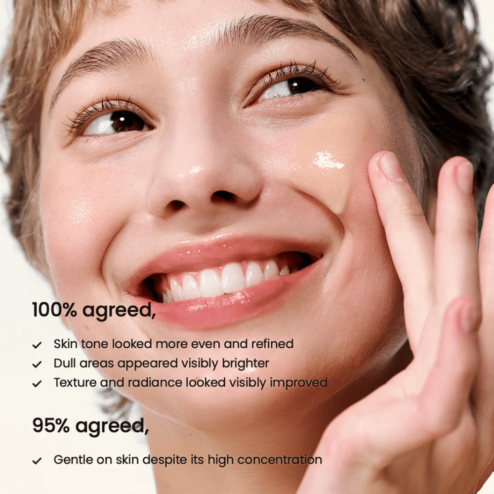 Žena aplikuje Biodance Radiant Vita Niacinamide Serum na tvár pre rovnomerný tón pleti, zvýšenú žiarivosť a zlepšenú štruktúru pleti