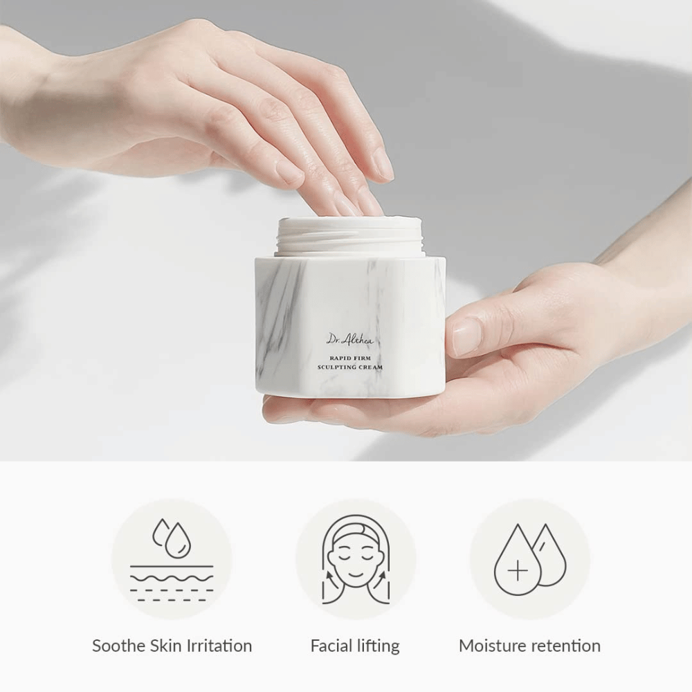 Dr. Althea Rapid Firm Sculpting Cream v elegantnom mramorovom balení. Produkt ponúka výhody ako upokojenie podráždenia pokožky, lifting tváre a udržanie vlhkosti. Perfektné na spevnenie a zdvihnutie pokožky.