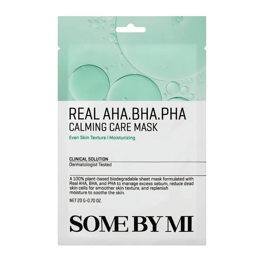 Čistý produktový obrázok SOME BY MI Real AHA.BHA.PHA Calming Care Mask na bielom pozadí. Balenie zobrazuje hlavné zložky produktu AHA, BHA a PHA, ako aj jeho účel exfoliovať pokožku, znižovať prebytočný kožný maz a prispievať k jemnejšej a hydratovanejšej pleti. Dizajn má zelené tóny, ktoré vyjadrujú sviežosť a ošetrujúce vlastnosti.