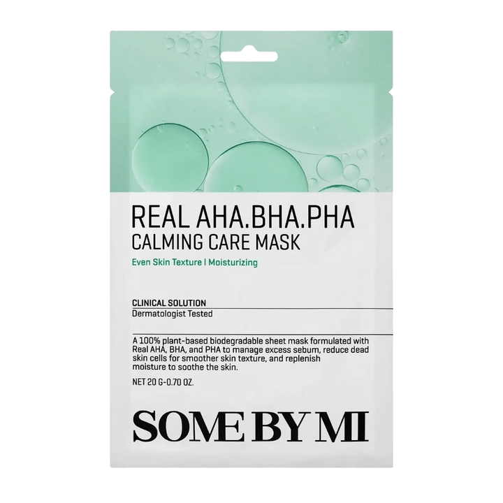 Čistý produktový obrázok SOME BY MI Real AHA.BHA.PHA Calming Care Mask na bielom pozadí. Balenie zobrazuje hlavné zložky produktu AHA, BHA a PHA, ako aj jeho účel exfoliovať pokožku, znižovať prebytočný kožný maz a prispievať k jemnejšej a hydratovanejšej pleti. Dizajn má zelené tóny, ktoré vyjadrujú sviežosť a ošetrujúce vlastnosti.
