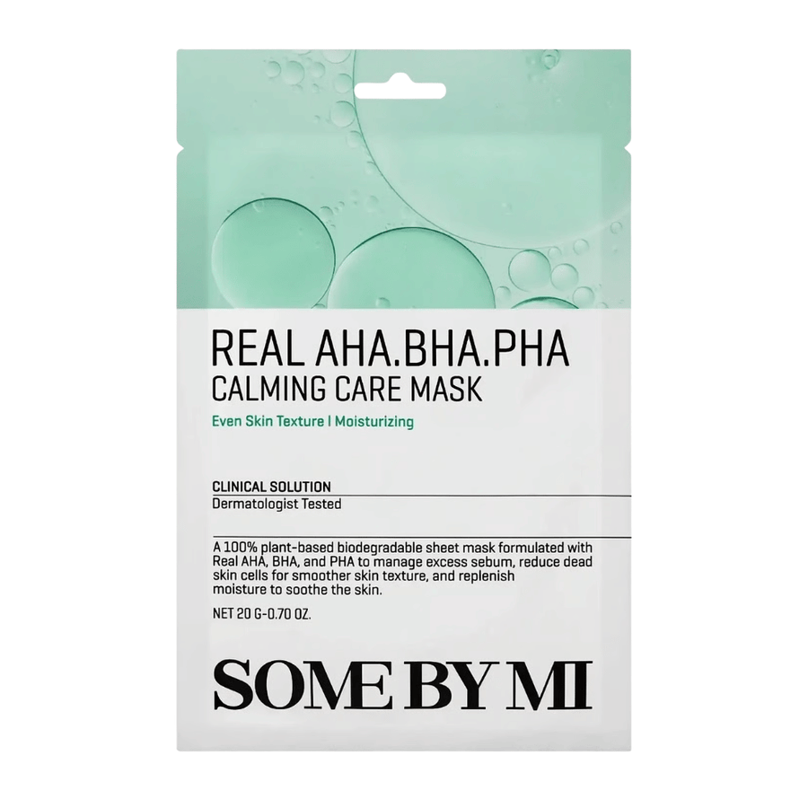 Čistý produktový obrázok SOME BY MI Real AHA.BHA.PHA Calming Care Mask na bielom pozadí. Balenie zobrazuje hlavné zložky produktu AHA, BHA a PHA, ako aj jeho účel exfoliovať pokožku, znižovať prebytočný kožný maz a prispievať k jemnejšej a hydratovanejšej pleti. Dizajn má zelené tóny, ktoré vyjadrujú sviežosť a ošetrujúce vlastnosti.
