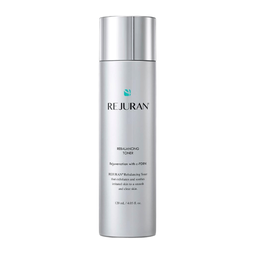 Rejuran Rebalancing Toner 120 ml, vyvažujúca pleťová voda s C-PDRN v striebornej fľaši s lesklým uzáverom na bielom pozadí.