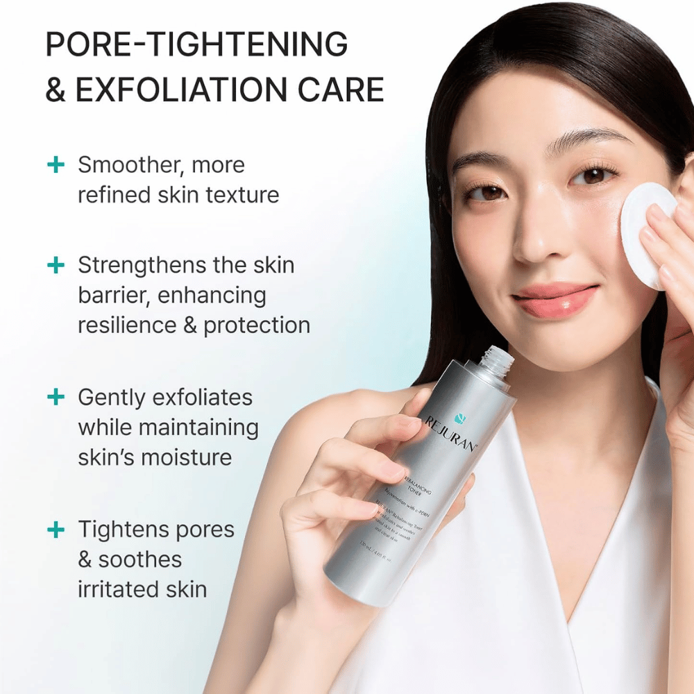 Rejuran Rebalancing Toner s C-PDRN. Modelka nanáša pleťovú vodu pomocou vatového tampónu na exfoliáciu a rovnomernejšiu textúru pleti.