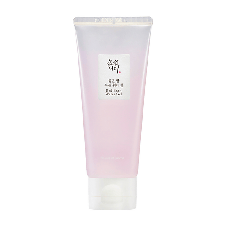 Obrázok zobrazuje tubu "Red Bean Water Gel" od Beauty of Joseon. Produkt má jemné ružové sfarbenie na obale a zdá sa, že je to kozmetický produkt s červenými fazuľami, čo môže naznačovať, že má vlastnosti na zlepšenie textúry a lesku pokožky.