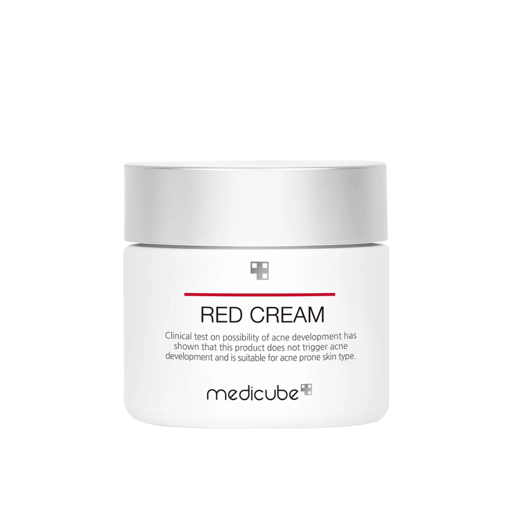 medicube Red Cream 50ml v bielej nádobe so strieborným viečkom – vyvinutý pre pleť náchylnú na akné a testovaný, aby nespôsoboval nové výskyty.