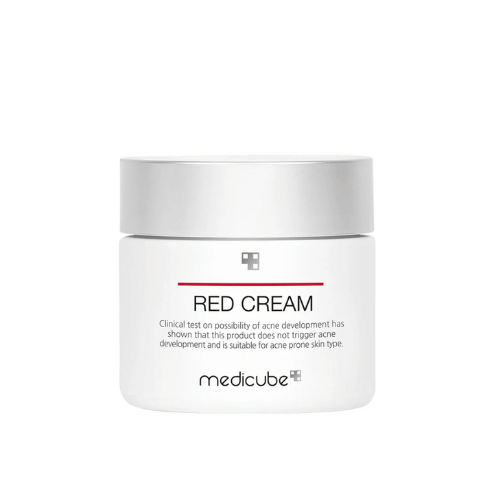 medicube Red Cream 50ml v bielej nádobe so strieborným viečkom – vyvinutý pre pleť náchylnú na akné a testovaný, aby nespôsoboval nové výskyty.