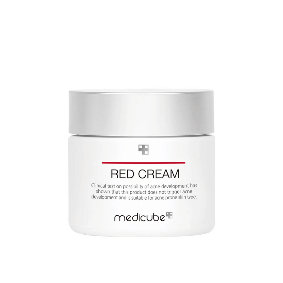 medicube Red Cream 50ml v bielej nádobe so strieborným viečkom – vyvinutý pre pleť náchylnú na akné a testovaný, aby nespôsoboval nové výskyty.