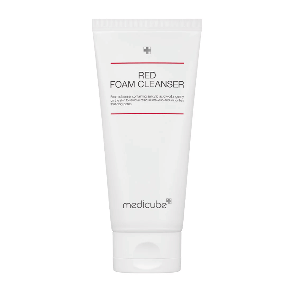 Obrázok produktu Medicube Red Foam Cleanser v bielej tube s červenými čiarami a čiernym textom, stojaci vzpriamene na bielom pozadí.