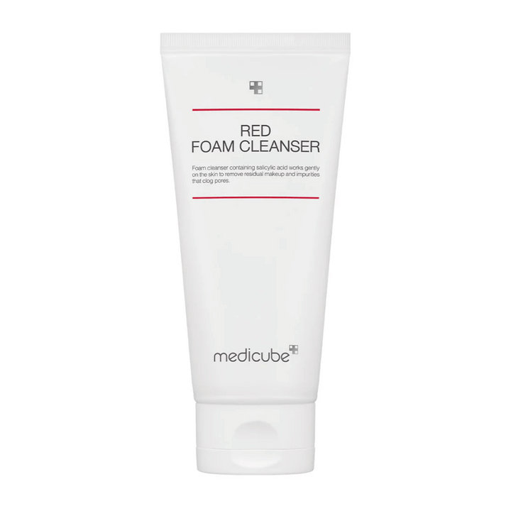 Obrázok produktu Medicube Red Foam Cleanser v bielej tube s červenými čiarami a čiernym textom, stojaci vzpriamene na bielom pozadí.