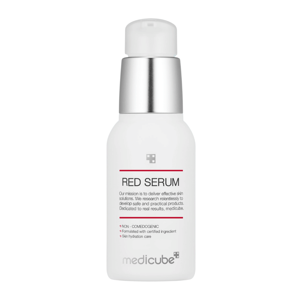 medicube Red Serum 2.0 – biela pumpička so striebornými detailmi, navrhnutá na hydratáciu pokožky a boj proti vyrážkam bez upchávania pórov.