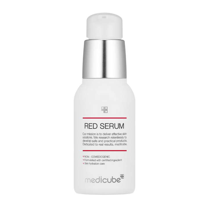 medicube Red Serum 2.0 – biela pumpička so striebornými detailmi, navrhnutá na hydratáciu pokožky a boj proti vyrážkam bez upchávania pórov.