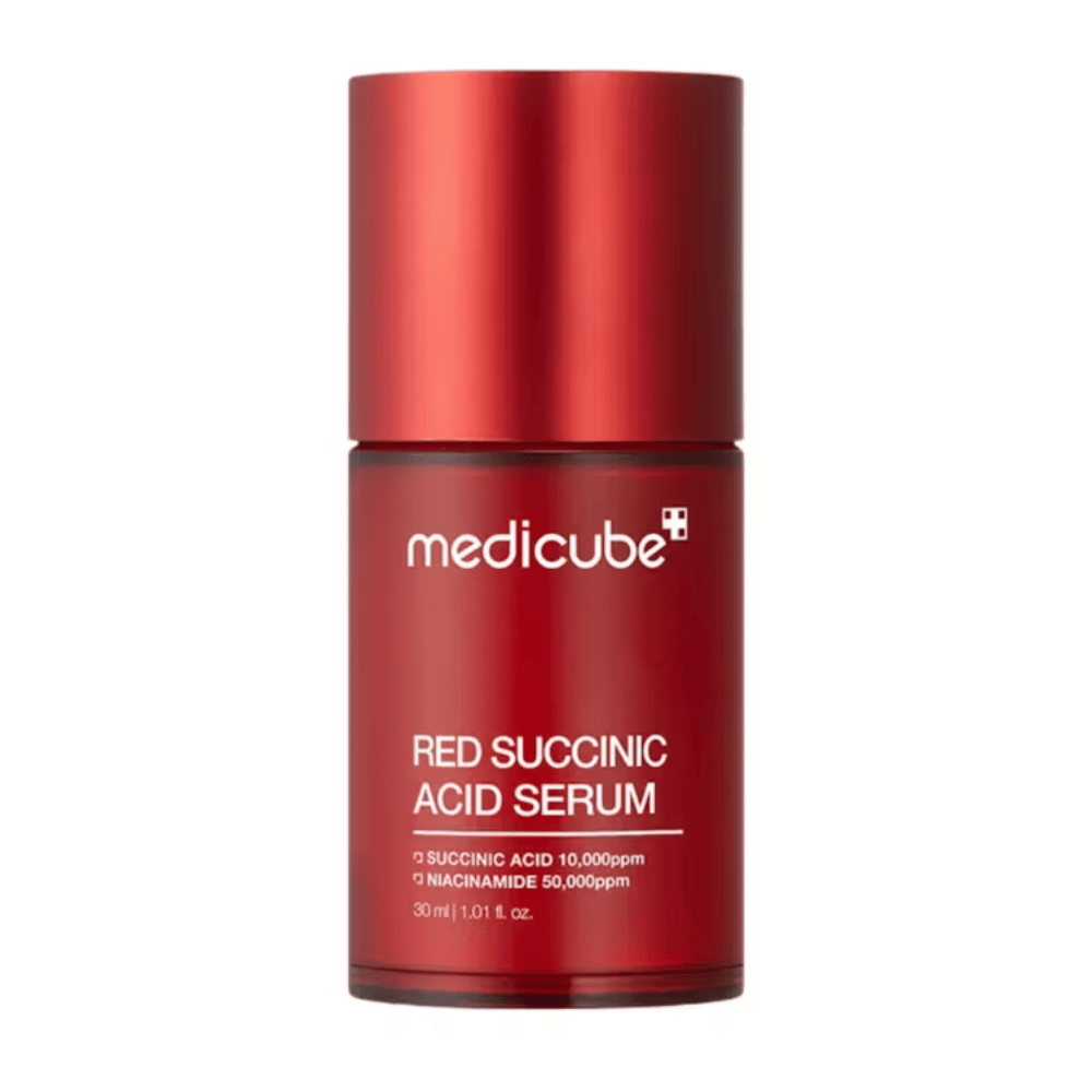 Medicube Red Succinic Acid Serum v elegantnej červenej fľaši s textom, ktorý uvádza obsah kyseliny jantárovej 10 000 ppm a niacínamidu 50 000 ppm, 30 ml. Navrhnuté pre aknóznu pleť a starostlivosť o pigmenty.