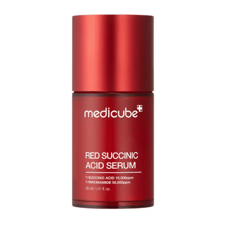 Medicube Red Succinic Acid Serum v elegantnej červenej fľaši s textom, ktorý uvádza obsah kyseliny jantárovej 10 000 ppm a niacínamidu 50 000 ppm, 30 ml. Navrhnuté pre aknóznu pleť a starostlivosť o pigmenty.